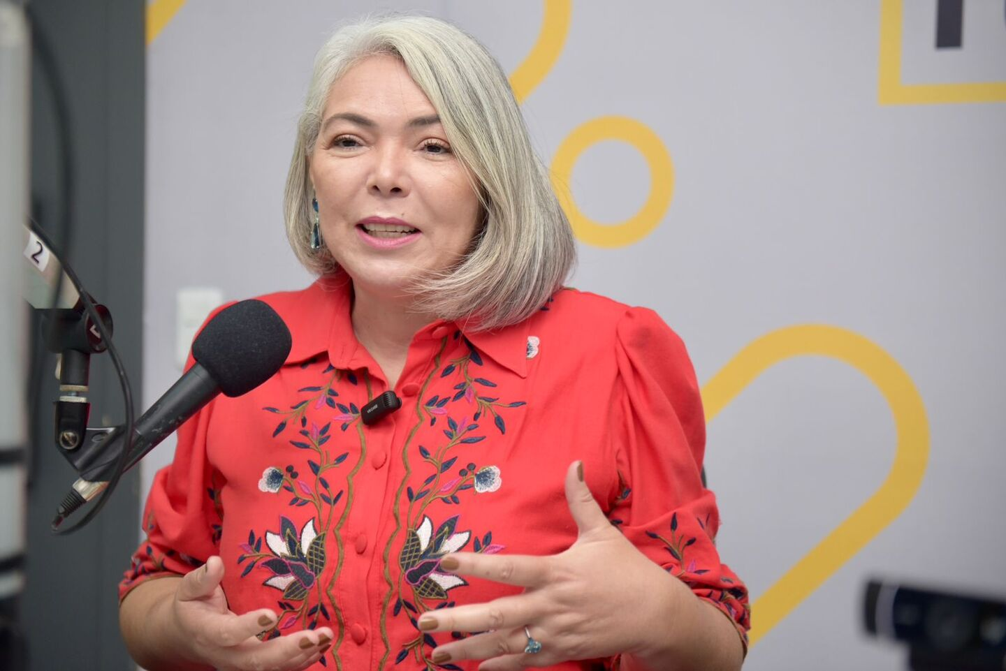 vereadora Liana Cristina da Costa Cirne (PT-PE) falando em microfone e gesticulando, de roupa vermelha