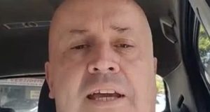 O lobista Antonio Carlos Camilo Antunes, conhecido como Careca do INSS, dentro de carro, falando, em close