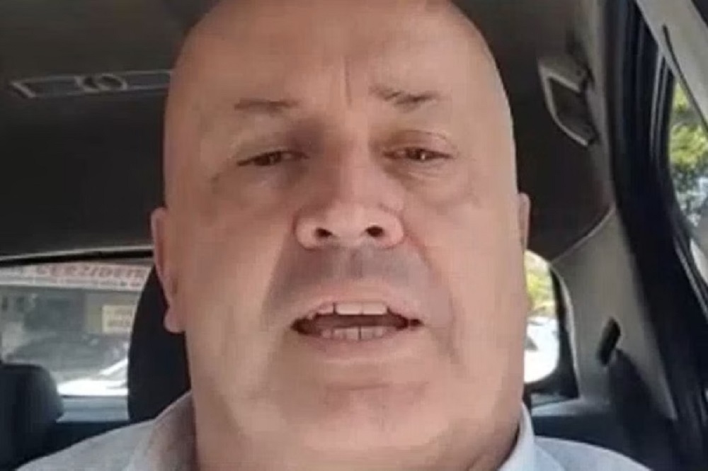 O lobista Antonio Carlos Camilo Antunes, conhecido como Careca do INSS, dentro de carro, falando, em close