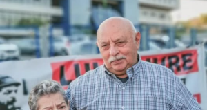 José Ferreira da Silva, conhecido como Frei Chico, de camisa social xadrez, com expressão observadora