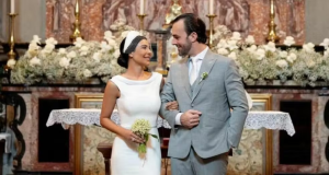 Cíntia Chagas e Lucas Bove se olhando e sorrindo em igreja, no casamento