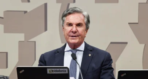 ex-presidente Fernando Collor de Mello falando em microfone, sério