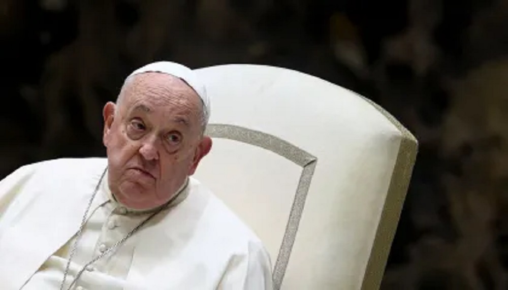 Papa Francisco sentado, olhando para o lado com expressão de desânimo