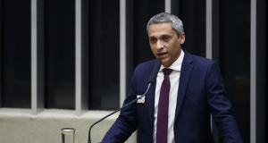 O deputado federal Gustavo Gayer (PL) em pé, falando em microfone, na Câmara dos Deputados