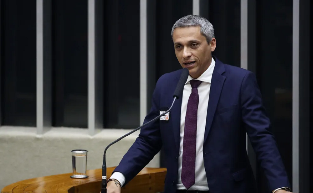 O deputado federal Gustavo Gayer (PL) em pé, falando em microfone, na Câmara dos Deputados