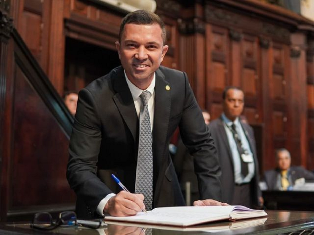 deputado estadual Rafael Nobre (União Brasil) sorrindo e assinando papel