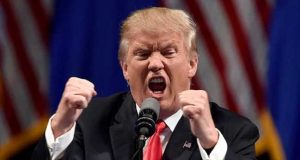 O presidente dos Estados Unidos, Donald Trump, falando com expressão de raiva e apertando as mãos