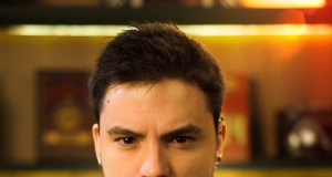 O youtuber Felipe Neto de roupa preta, falando para a câmera