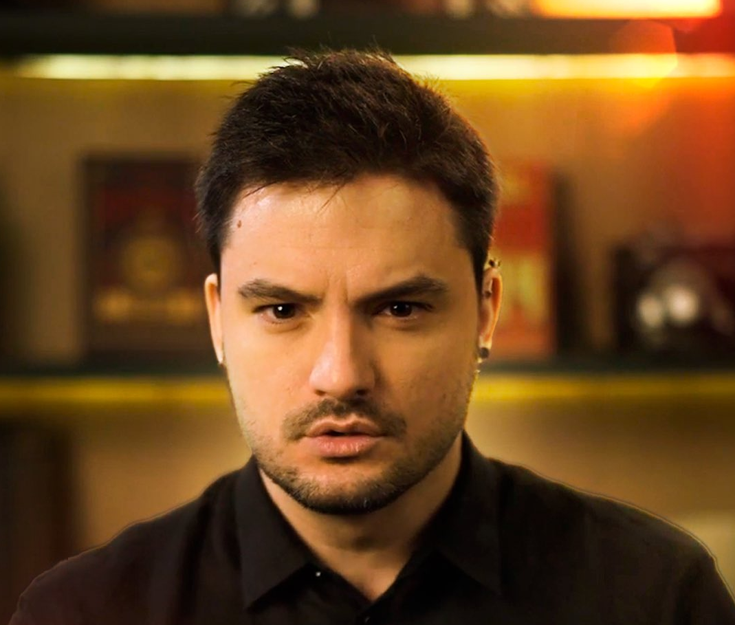 O youtuber Felipe Neto de roupa preta, falando para a câmera