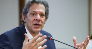 ministro da Fazenda, Fernando Haddad, falando e gesticulando, sério