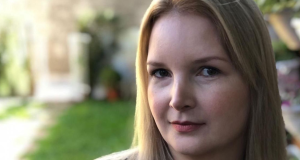 Elize Araújo Giacomini, que antes se chamava Elize Kitano Matsunaga, no canto direito de foto, com expressão intimidadora, em close, olhando para a câmera