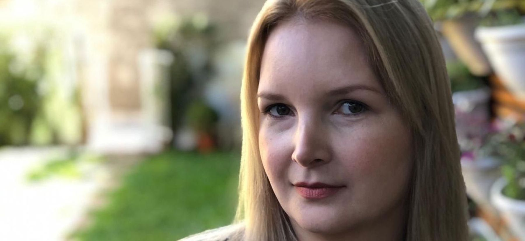 Elize Araújo Giacomini, que antes se chamava Elize Kitano Matsunaga, no canto direito de foto, com expressão intimidadora, em close, olhando para a câmera