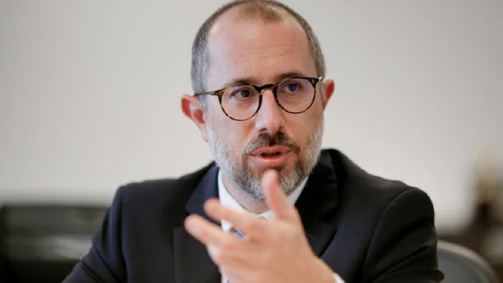ministro da Controladoria-Geral da União (CGU), Vinícius Marques de Carvalho, falando, sério, de óculos
