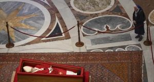 Freira Geneviève Jeanningros em pé, próxima do caixão do papa Francisco