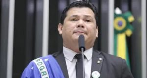 O deputado Gilvan da Federal (PL-ES) com expressão de conformismo falando em microfone