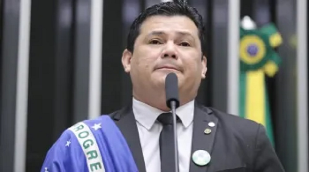 O deputado Gilvan da Federal (PL-ES) com expressão de conformismo falando em microfone