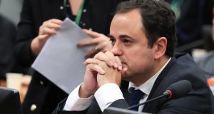 O deputado federal Glauber Braga (PSOL-RJ) de perfil, com as mãos no rosto e expressão de preocupação