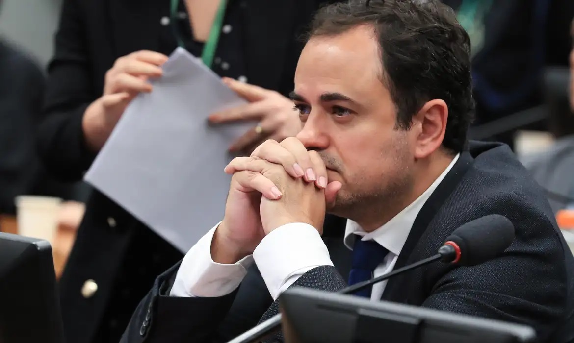O deputado federal Glauber Braga (PSOL-RJ) de perfil, com as mãos no rosto e expressão de preocupação