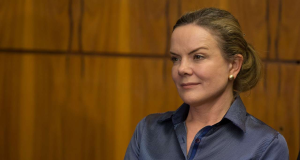 A ministra das Relações Institucionais, Gleisi Hoffmann, de cabelo preso, com expressão confiante, sem olhar para a câmera, de camisa azul escuro