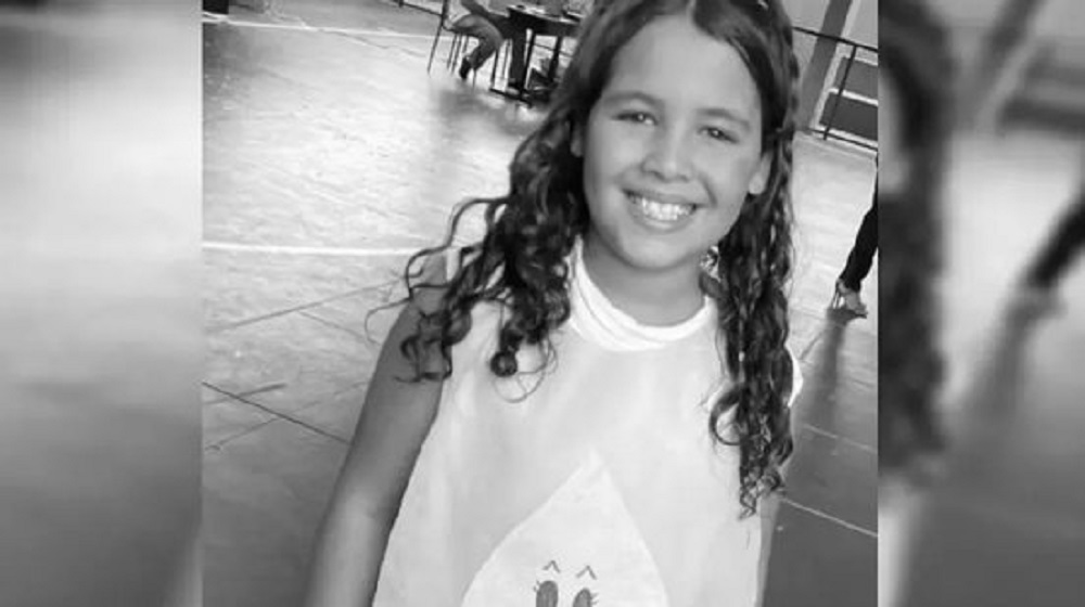 Sarah Raissa Pereira de Castro em foto em preto e branco, sorrindo, de cabelo solto