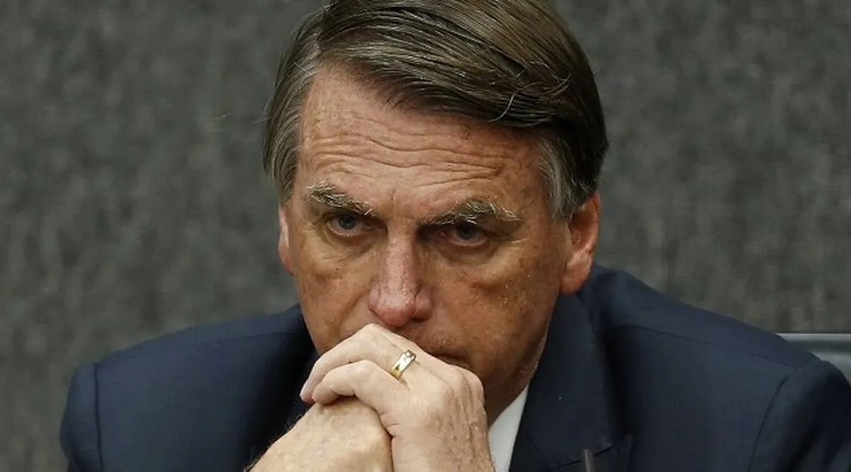 ex-presidente Jair Bolsonaro (PL) com expressão de preocupação e mãos na boca