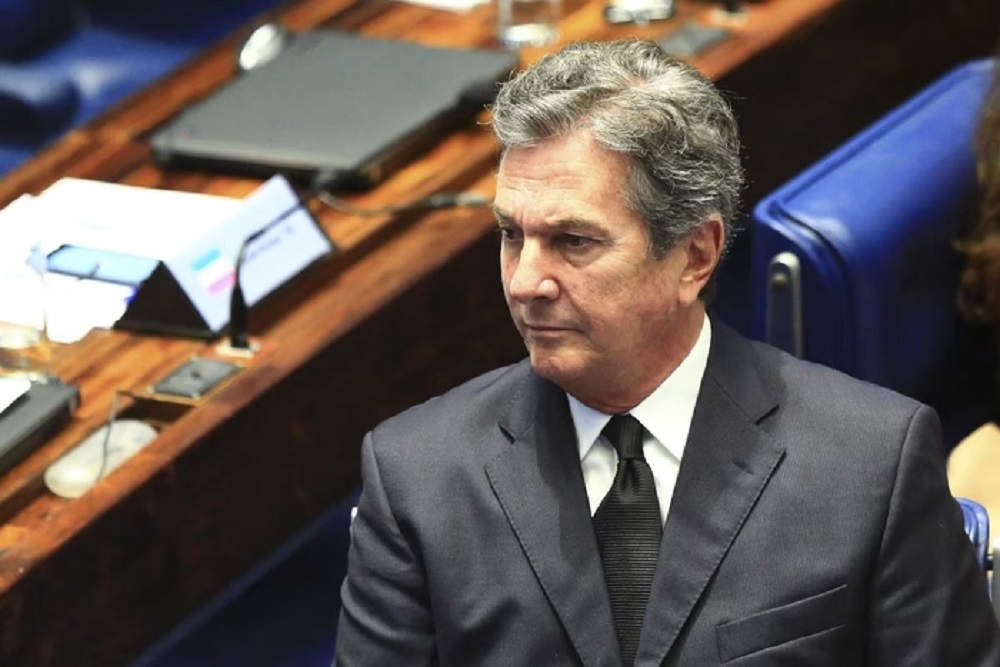 ex-presidente Fernando Collor de Mello olhando para o lado, sério