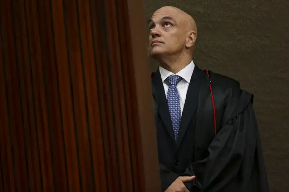 O ministro Alexandre de Moraes, do Supremo Tribunal Federal (STF), olhando para cima, sério, em pé