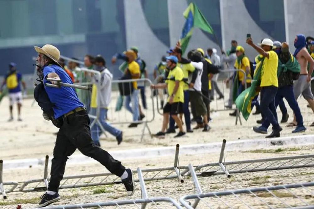 Manifestantes nos atos golpistas de 8 de janeiro de 2023, em Brasília