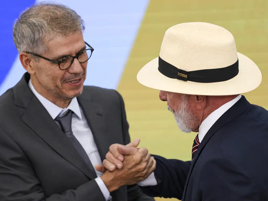 O ministro da Secretaria de Comunicação Social da Presidência, Sidônio Palmeira, e o presidente Lula (PT), falando em aperto de mãos