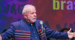 presidente Luiz Inácio Lula da Silva (PT) de roupa de frio, com os braços abertos e expressão de indignação
