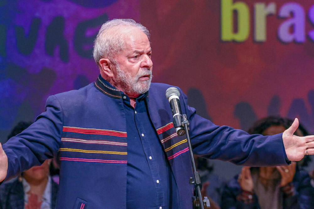presidente Luiz Inácio Lula da Silva (PT) de roupa de frio, com os braços abertos e expressão de indignação