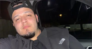 O imigrante salvadorenho Kilmar Abrego Garcia, de roupa preta, dentro de carro, sério, olhando para a câmera