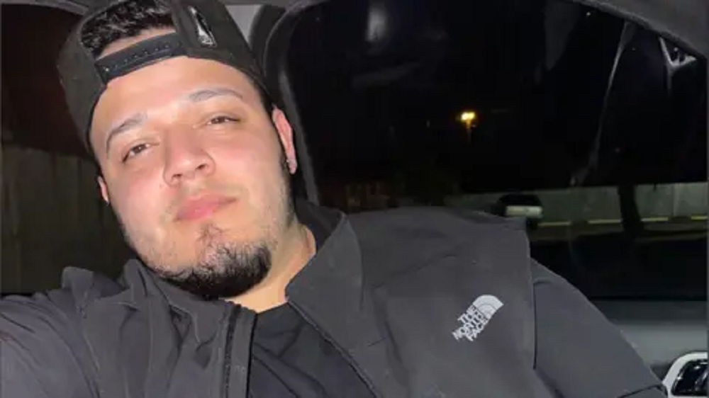 O imigrante salvadorenho Kilmar Abrego Garcia, de roupa preta, dentro de carro, sério, olhando para a câmera