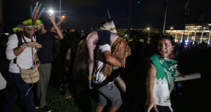Indígenas após confronto no Congresso Nacional