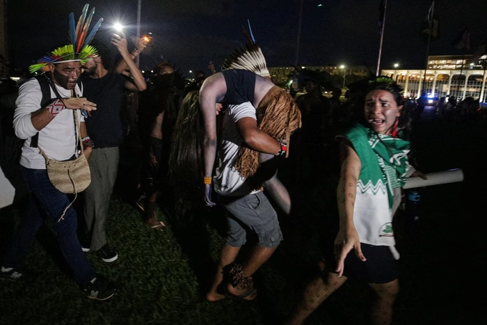 Indígenas após confronto no Congresso Nacional