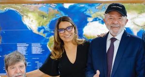 O escritor Marcelo Rubens Paiva, o presidente Luiz Inácio Lula da Silva (PT) e a primeira-dama Rosângela da Silva, a Janja, sorrindo lado a lado para foto