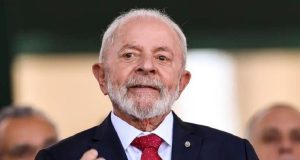 presidente Luiz Inácio Lula da Silva (PT) sorrindo e olhando para o lado