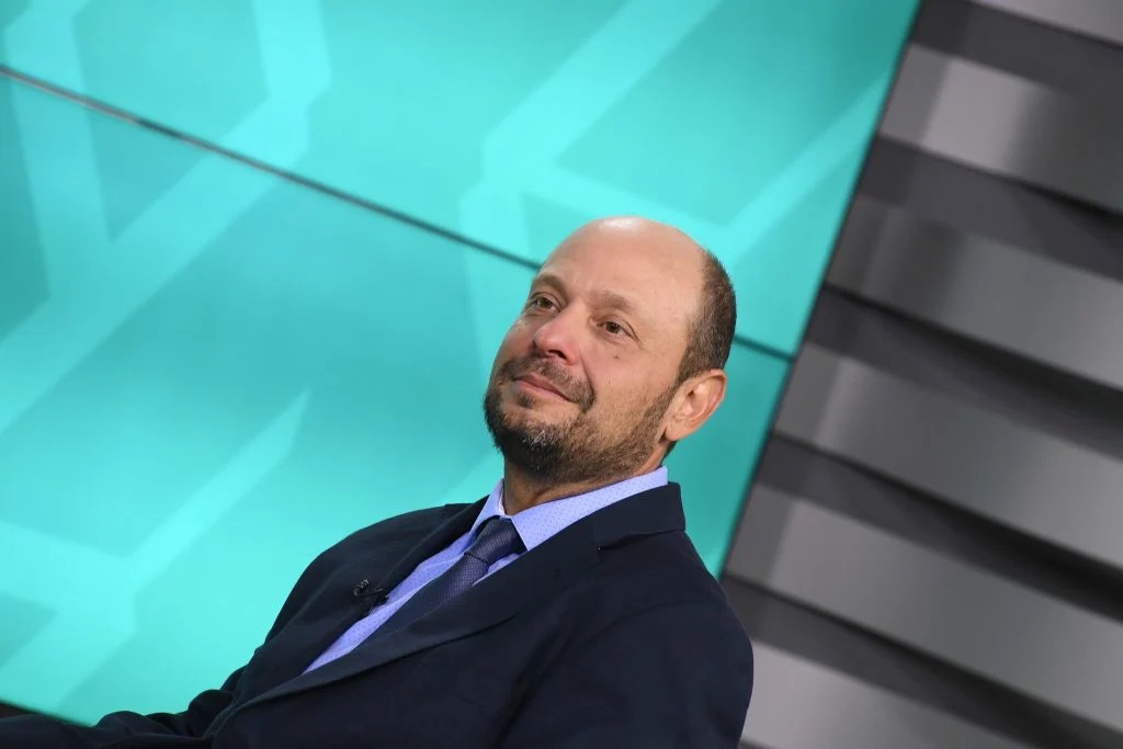 Gilberto Waller Júnior sério, de perfil