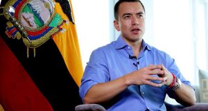 presidente reeleito do Equador, Daniel Noboa, sentado, de roupa social azul, falando e gesticulando
