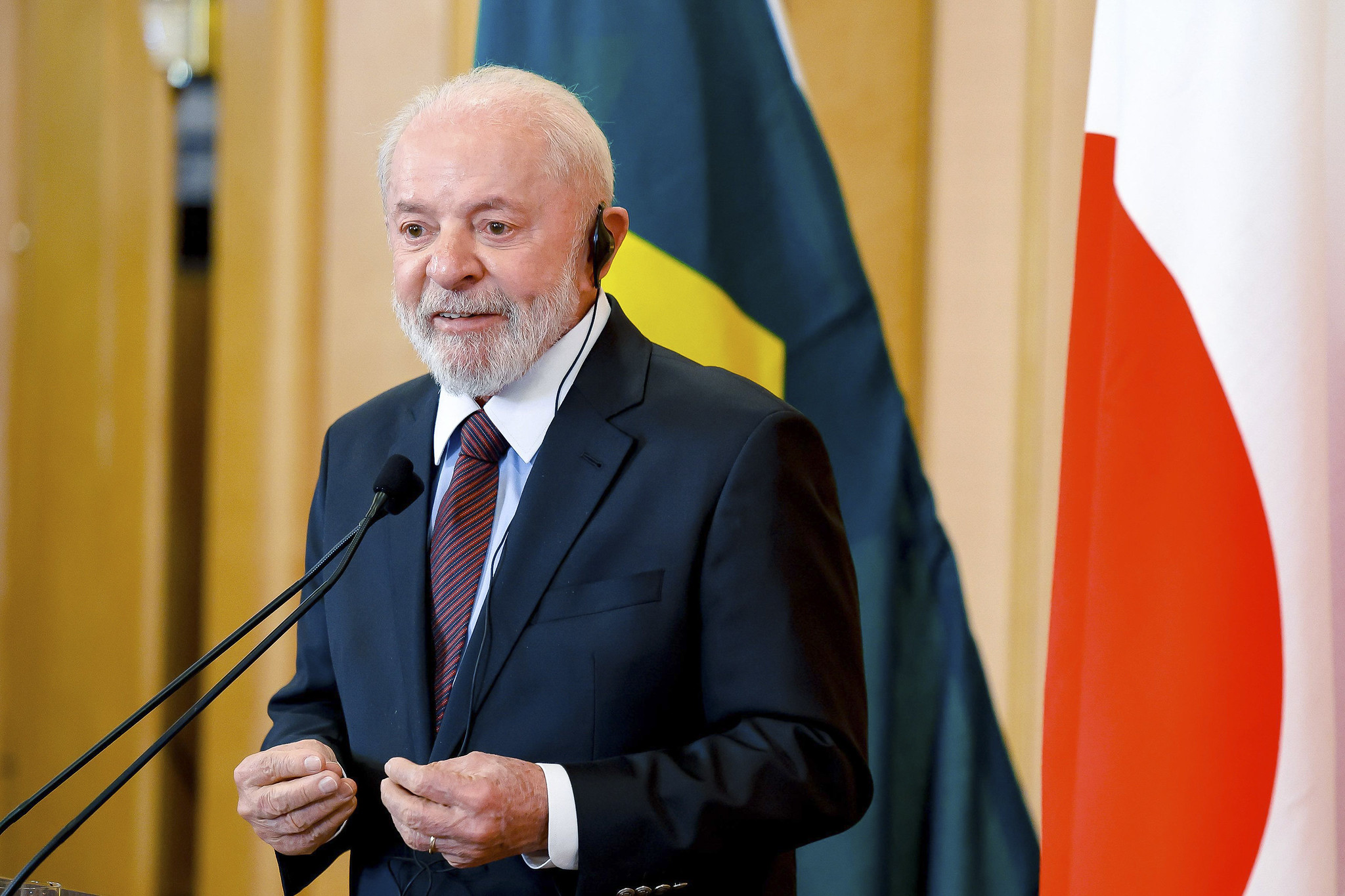 presidente Luiz Inácio Lula da Silva (PT) sorrindo, falando em microfone, sem olhar para a câmera