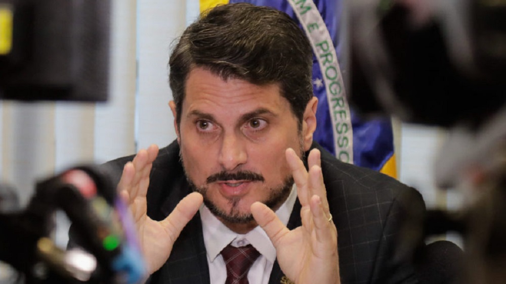 O senador Marcos do Val (Podemos-ES) falando, sério, gesticulando com as mãos abertas próximas ao rosto