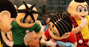 Mauricio de Sousa com os personagens da Turma da Mônica