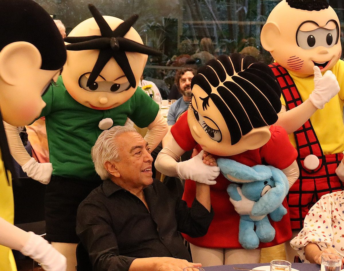 Mauricio de Sousa com os personagens da Turma da Mônica