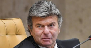 Luiz Fux sério, olhando para o lado