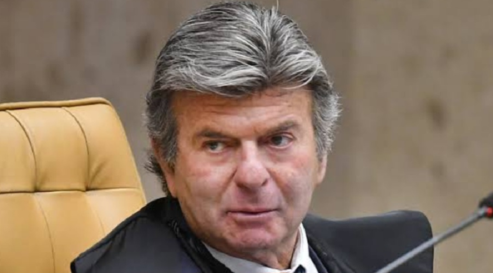 Luiz Fux sério, olhando para o lado