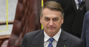ex-presidente Jair Bolsonaro (PL) com expressão de satisfação, olhando pra frente