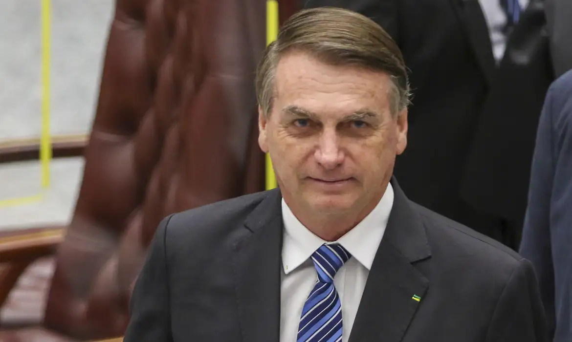 ex-presidente Jair Bolsonaro (PL) com expressão de satisfação, olhando pra frente