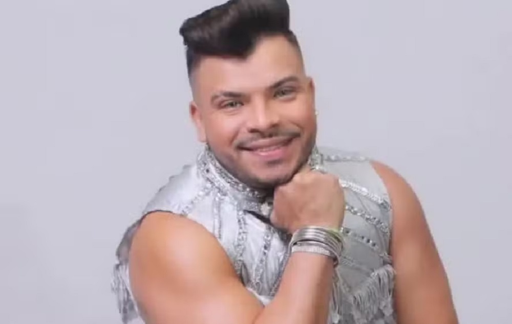 O cantor paraense Augusto Demétrio Neto, conhecido pelo nome artístico Gutto Xibatada, sorrindo para foto, de colete prateado