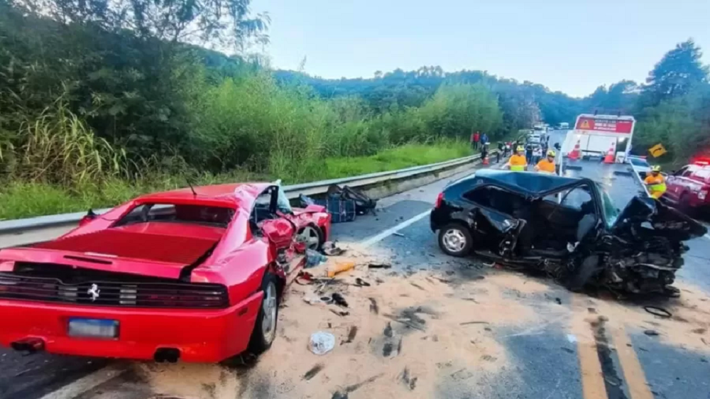 Ferrari e VW Gol destruídos após acidente no meio da estrada
