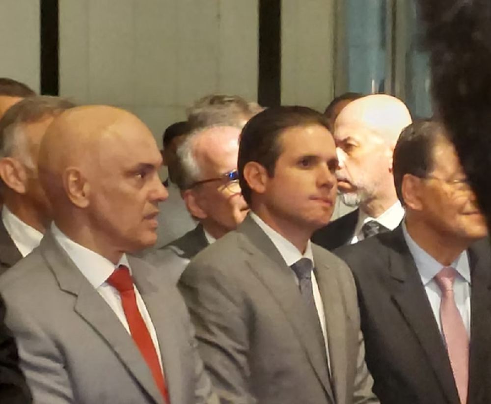 Alexandre de Moraes e Hugo Motta sentados lado a lado